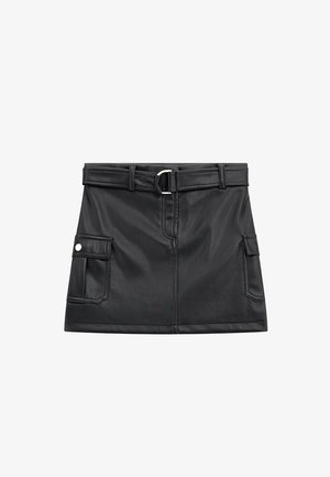 Gonna mini in ecopelle nera con vita rifinita da una cintura, caratterizzata da due tasche laterali e una texture liscia. Taglio dritto con una finitura raffinata.