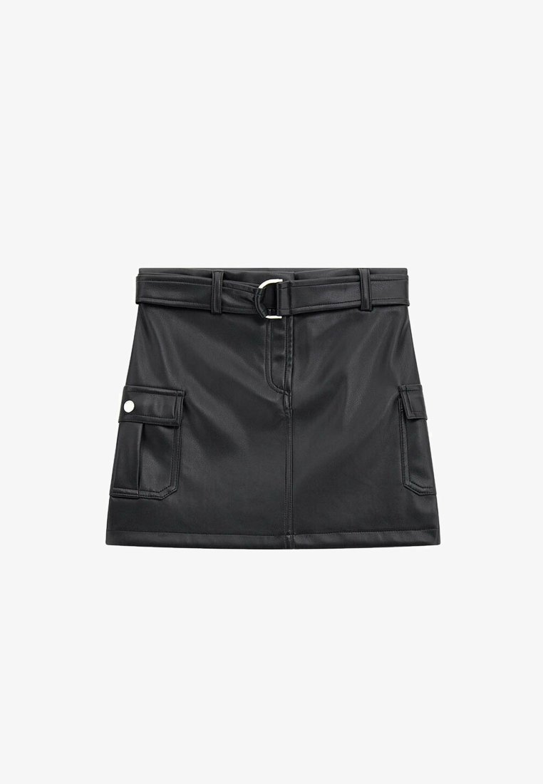 Gonna mini in ecopelle nera con vita rifinita da una cintura, caratterizzata da due tasche laterali e una texture liscia. Taglio dritto con una finitura raffinata.