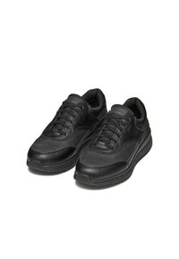 Ett par svarta lädersportskor med snören, vadderade kragar och texturerade sulor, placerade sida vid sida på en vit bakgrund.