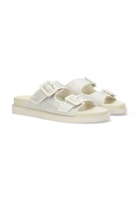 Bílé perforované skluzavkové sandály s dvojitými nastavovacími přezkami a měkkou, plochou podrážkou. Vyznačují se hladkým povrchem a moderním designem.