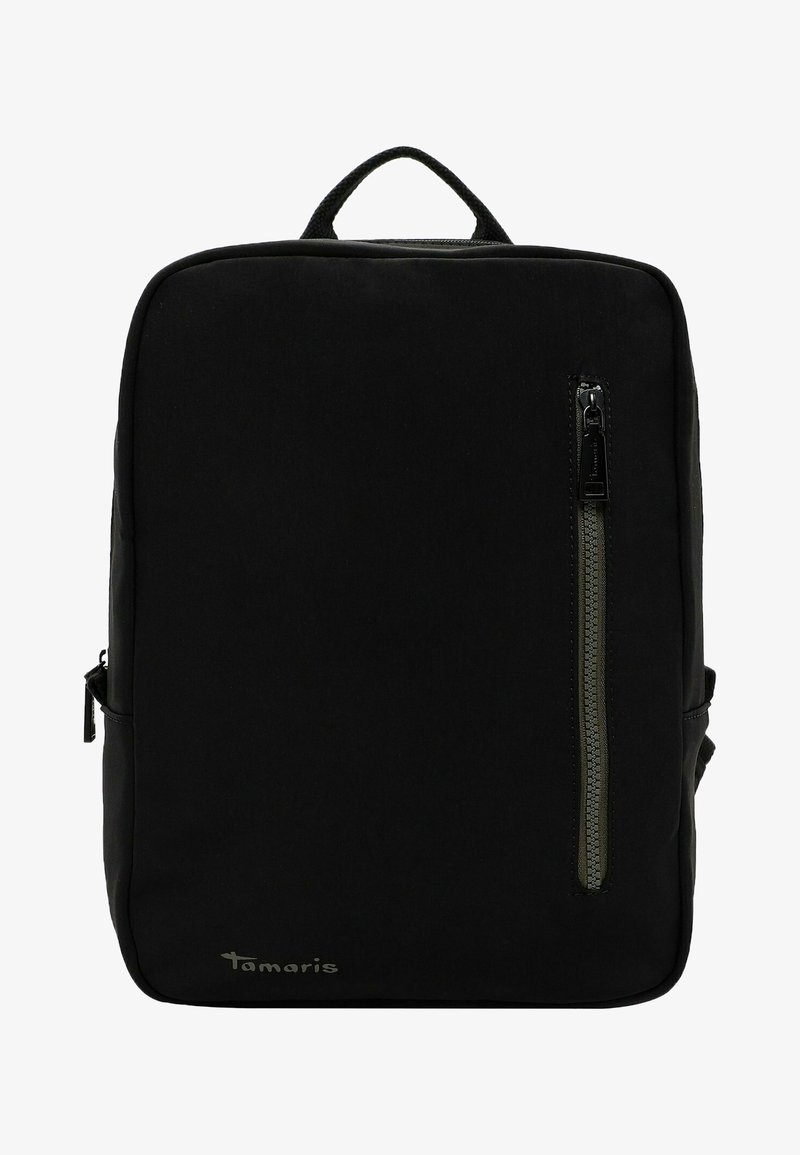 Sac à dos rectangulaire noir avec une poche à fermeture éclair verticale frontale unique et une poignée supérieure, marqué "Tamaris" en bas à gauche.