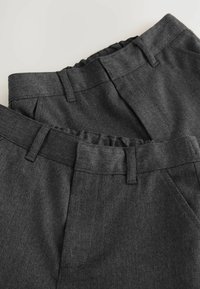 Grijze stoffen broek met een platte tailleband, plooien en een elastische achterkant. Gladde textuur met een subtiel gemêleerd patroon.