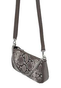 Pochette en simili cuir gris avec motif serpent, dotée d'une surface texturée, fermeture zippée et d'une bandoulière rehaussée d'une chaîne.