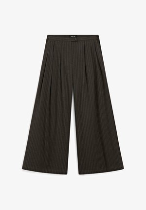 Weite Stoffhose in Dunkelgrau mit dezenten Nadelstreifen. Merkmale sind Falten an der Taille, ein Knopfverschluss und eine glatte Stoffoberfläche.