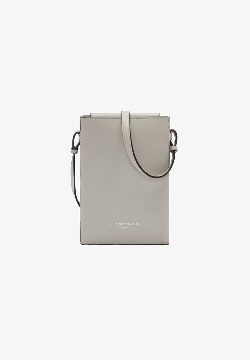 Sac en cuir rectangulaire gris à bandoulière avec un design plat, une sangle élégante, un logo embossé et des bords cousus. Style minimaliste sans accents supplémentaires.