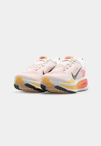 Nike Performance VOMERO 18 - Chaussures de running sur route - white/black/bright crimson/laser orange/light crimson