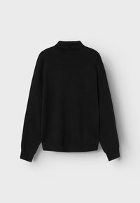 Maglione nero a maglia con colletto alto, spalle basse, maniche lunghe e fondo a coste. Texture liscia e design semplice.