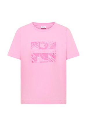 Różowa koszulka z krótkim rękawem i okrągłym dekoltem z abstrakcyjną grafiką nadmorskiego ogrodu w różnych odcieniach różu na przodzie.