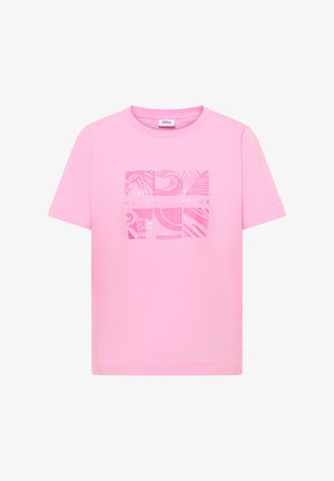 Różowa koszulka z krótkim rękawem i okrągłym dekoltem z abstrakcyjną grafiką nadmorskiego ogrodu w różnych odcieniach różu na przodzie.