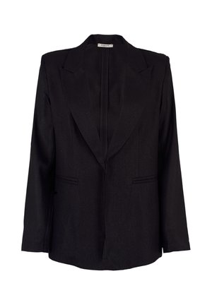 Blazer nero su misura con spalle strutturate, rever a lancia, maniche lunghe e tasche con fessura, mostrato su sfondo bianco.
