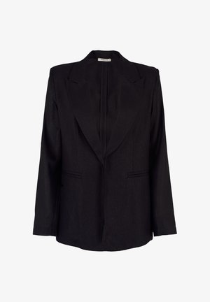 Blazer nero su misura con spalle strutturate, rever a lancia, maniche lunghe e tasche con fessura, mostrato su sfondo bianco.