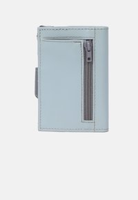 Lichtblauw leren portefeuille met een gestructureerd oppervlak. Bevat een zichtbare ritsvak en een kaartenhouder aan de voorkant. Compacte rechthoekige vorm.