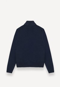 Navyblå strikket sweater med lange ærmer og en ribbet rullekrave, manchetter og kant, vist bagfra på en hvid baggrund.