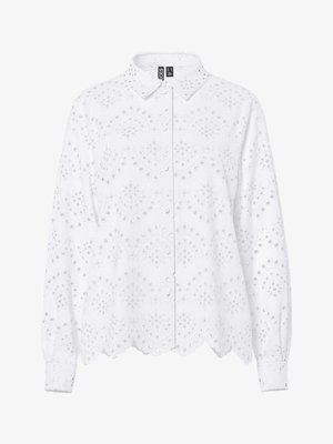 Blusa blanca de manga larga con bordado de ojales, dobladillo y puños festoneados, cierre de botones en el frente y cuello clásico.