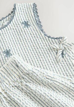 Licht katoenen kledingstuk met een wit-blauw gestreept patroon, delicate blauwe kanten afwerking en een strikdetail bij de halslijn.