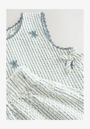 Licht katoenen kledingstuk met een wit-blauw gestreept patroon, delicate blauwe kanten afwerking en een strikdetail bij de halslijn.