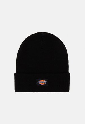 Bonnet en tricot noir avec un revers. Une étiquette de marque avec un logo circulaire est cousue sur le devant. Texture douce et forme ajustée.
