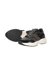 Zwarte en grijze sneakers met gaaspanelen, een gestructureerde afwerking, leopardenprintaccenten en een dikke witte zool met een rubberen loopzool.