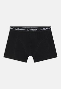 Sorte boxer-shorts laget av myk stoff, med en elastisk midje med merket "JJ Studios" i hvit tekst og detaljert søm.