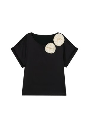 Zwarte blouse met korte mouwen, een ronde hals en twee grote crèmekleurige stoffen rozetversieringen nabij de rechter schouder.