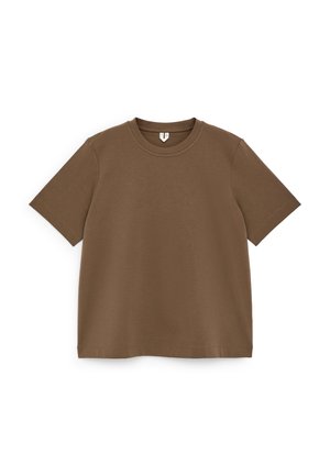 Brun kortærmet rundhalset bomulds t-shirt vist fladt på en hvid baggrund.