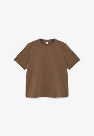 Braunes kurzärmliges Rundhalsausschnitt-T-Shirt aus Baumwolle, flach auf weißem Hintergrund präsentiert.