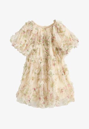 Gennemsigtig cremefarvet kjole med pufærmer, der har lagdelte flæser og et blødt blomsterprint i pastelrosa og grønt.