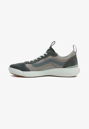 Buty sportowe z szarym i zielonym wierzchem, wykonane z zamszu i materiału siatkowego. Białe sznurowadła, wyściółka kołnierza oraz teksturowana gumowa podeszwa.