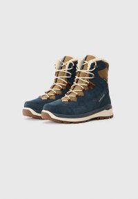 Geïsoleerde wandelschoenen met een blauwe suède bovenkant, bruine textielaccenten, een beige fleece kraag en een robuuste, gestructureerde rubberen zool.