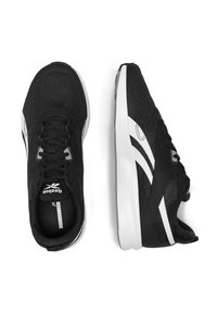 Melnas sporta kurpes, izgatavotas no austa auduma, ar baltām akcentiem un mīkstinātu zoli. Auklu dizains un Reebok logo redzams uz mēles.