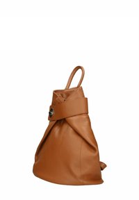 Bolso de cuero marrón con un diseño anudado, que presenta una textura suave y un detalle de botón metálico. Forma alta, suave y caída.