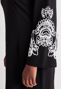 Vero Moda Curve VMCGIRA SHORT DRESS  - Dzsörzéruha - black/white