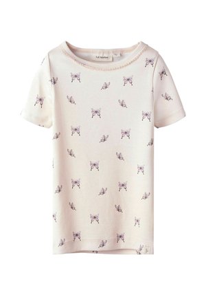 Kortärmad t-shirt i bomull i ljusrosa med ett upprepande mönster av fjärilar i lila och svart. Har en rundad halsringning och fållade ärmar.