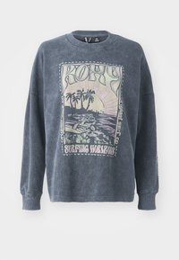Donkerblauwe sweatshirt met ronde hals, lange mouwen en een grafische print die een strandscene weergeeft, met palmbomen en de tekst "Surfing Horizons."