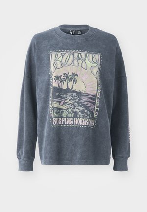 Tmavě modrý svetr s kulatým výstřihem, dlouhými rukávy a grafickým potiskem zobrazujícím plážovou scénu, palmy a text "Surfing Horizons."