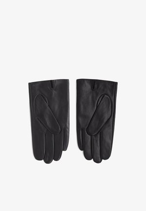 Par sorte læderhandsker lagt fladt med tommelfingersektionerne synlige på en hvid baggrund.