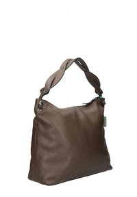 Borsa in pelle marrone con superficie testurizzata, una sola tracolla e chiusura con zip. Presenta accessori in argento e una base liscia.