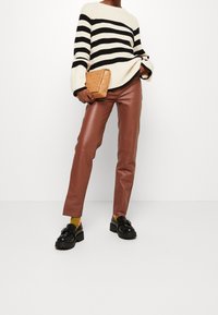 Zign Stickad tröja - off-white