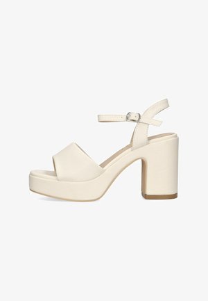 Sandalias de plataforma de punta abierta, hechas de material sintético color crema. Con una tira ancha, tira de tobillo con hebilla y un tacón grueso.