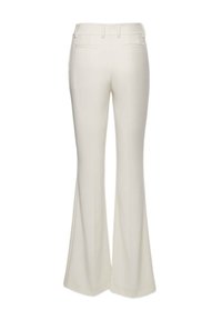 Simára kidolgozott, bővülő fehér nadrág, közepes magasságú derékpánttal, két hátsó zsebbel és látható minták vagy díszítések nélkül.