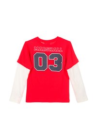 Czerwona koszula z długim rękawem z białymi rękawami na dole, z napisem "MARSHALL" oraz dużymi cyframi "03" w czerni i bieli na plecach.