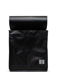 Mochila negra tipo roll-top fabricada con material duradero, cuenta con un bolsillo delantero con cremallera, un detalle de botón y una pequeña etiqueta de marca en la esquina inferior.