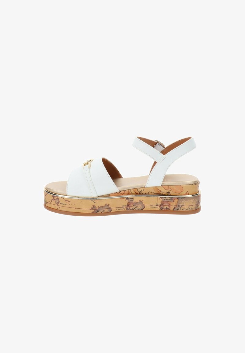 Sandale blanche à bout ouvert avec bride à la cheville et semelle plateforme couleur cuir clair présentant un design vintage de carte du monde et une petite boucle dorée sur la bride avant.