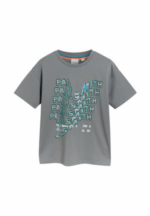 Camiseta de algodón gris con el texto distorsionado y colorido "PAUL SMITH" en diferentes tamaños y estilos, cuello redondo y mangas cortas.