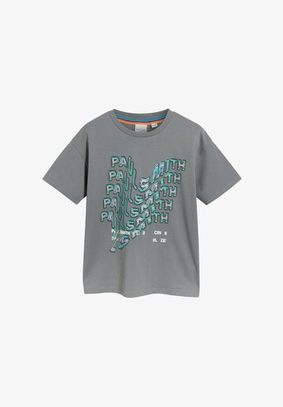Szürke pamut póló, amelyen színes torzított "PAUL SMITH" felirat található különböző méretekben és stílusokban, kerek nyakkivágással és rövid ujjakkal.