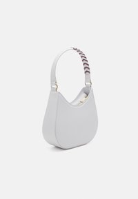 Szara skórzana torba na ramię o zaokrąglonym kształcie, z wzorzystym paskiem i złotym zamkiem błyskawicznym. Gładka tekstura i nowoczesna estetyka.