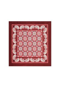 Czerwony bandana z białymi wzorami paisley i geometrycznymi. Gładka tekstura, kwadratowy kształt, z kontrastującą borderą i skomplikowanym centralnym wzorem.
