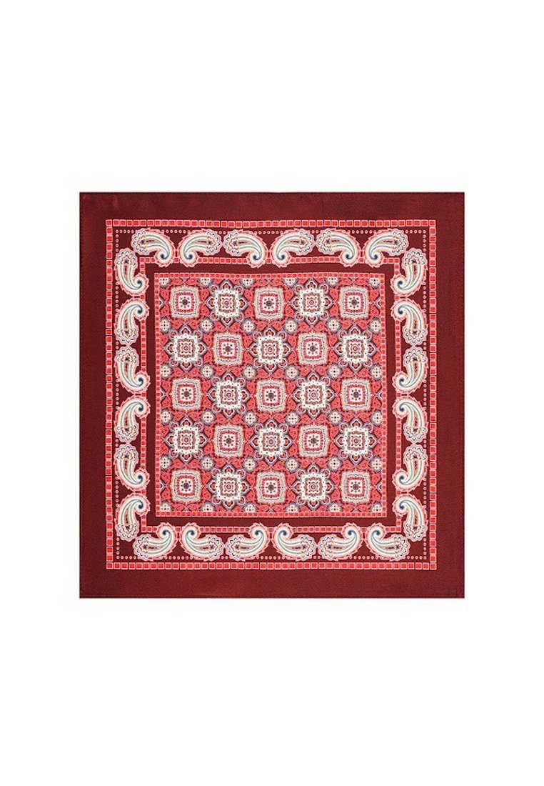Czerwony bandana z białymi wzorami paisley i geometrycznymi. Gładka tekstura, kwadratowy kształt, z kontrastującą borderą i skomplikowanym centralnym wzorem.