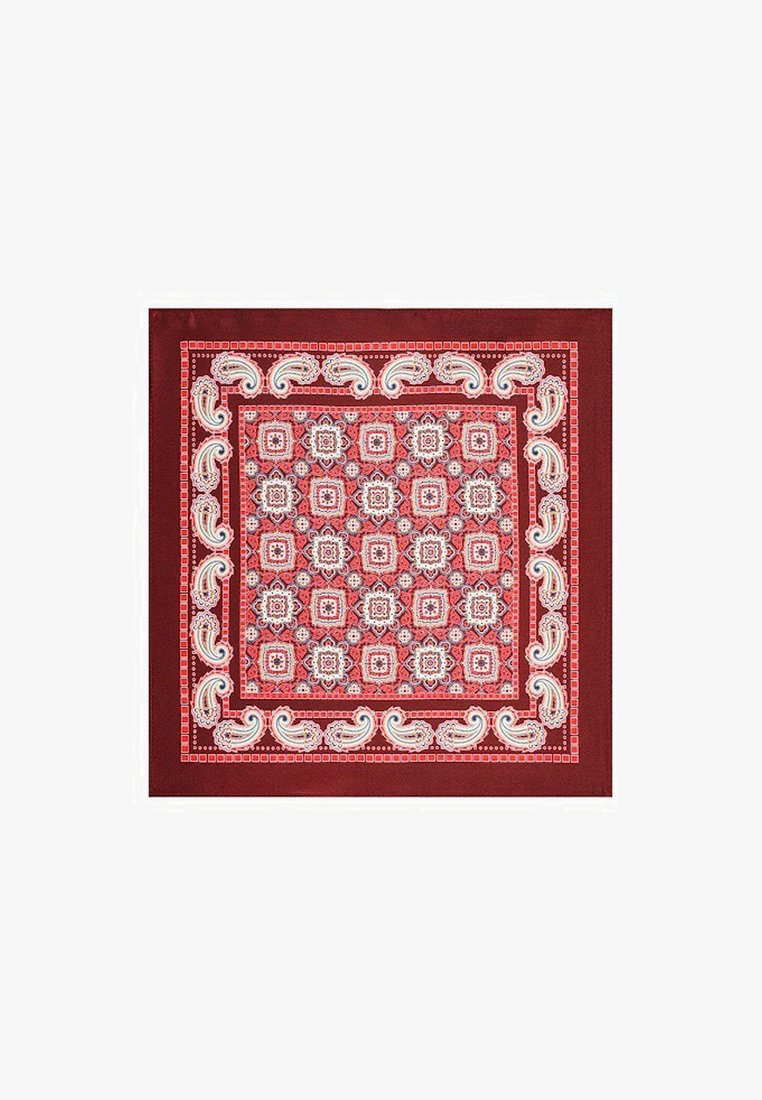 Czerwony bandana z białymi wzorami paisley i geometrycznymi. Gładka tekstura, kwadratowy kształt, z kontrastującą borderą i skomplikowanym centralnym wzorem.