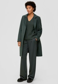 s.Oliver MIT V-AUSSCHNITT - Strickpullover - olivgrün